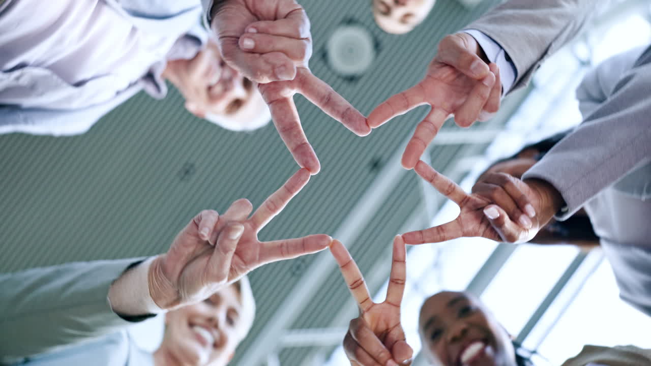 estrella, trabajo en equipo o manos de gente de negocios