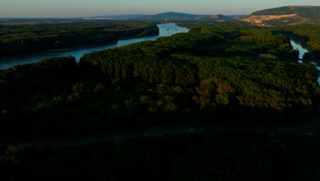 Vista-Aérea-De-Los-Humedales-Boscosos-Del-Danubio-Al-Atardecer-En-Austria---Disparo-De-Drones