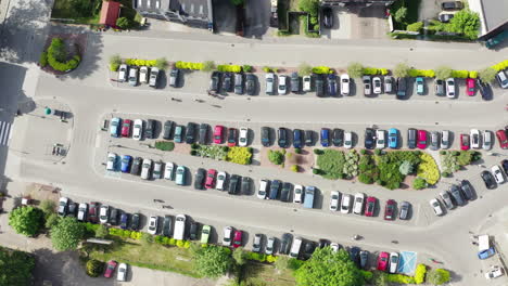 Luftaufnahme-Von-Oben-Nach-Unten-Rechts-Dolly-Aufnahme-Eines-Städtischen-Parkplatzes-Mit-Vielen-Autos-Von-Oben-In-Einem-Alten-Europäischen-Stadtzentrum-4k