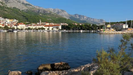 Panorama-of-popular-European-seaside-travel-destination,-Makarska,-Croatia