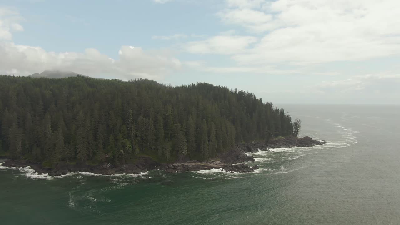 hermosa vista aérea del paisaje de la rocosa costa del océano pacífico en el sur de la isla de vancouver durante un día soleado de verano