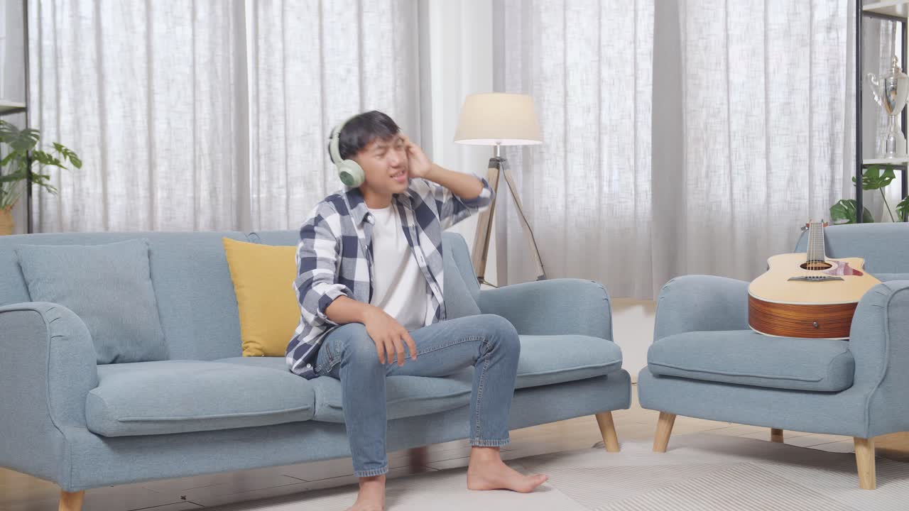 십대 들 이 소파 에서 춤 을 추고 음악 을 듣고 있다