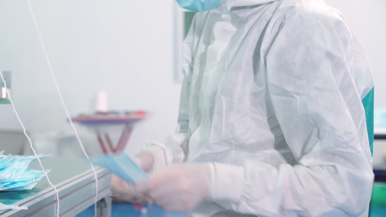 línea de producción de máscaras faciales en una fábrica moderna