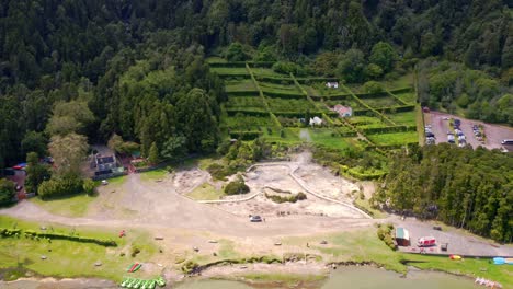 sobrevuelo de zoom de humeantes aguas termales geotérmicas en furnas, azores