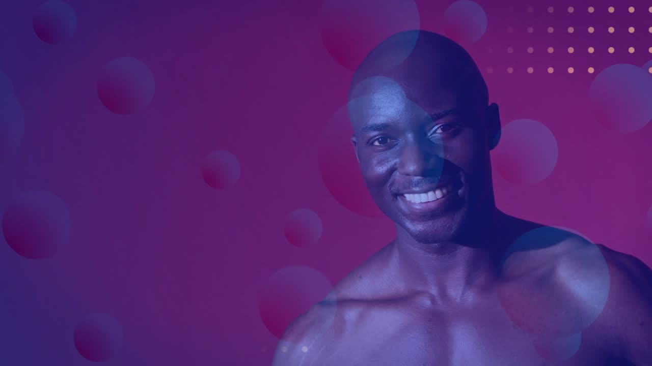 Atleta che prende un integratore, la fotocamera si alza rivelando un sorriso mentre le sovrapposizioni evidenziano il prodotto