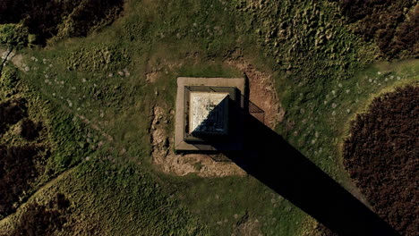 captain cooks monument – drohne direkt über dem kopf, reiner vertikaler aufstieg – sommer, clip 5