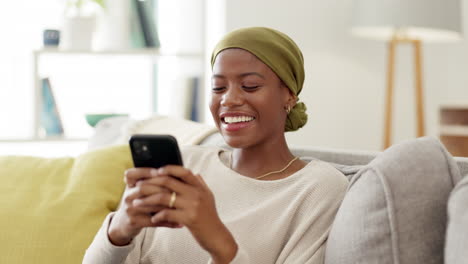 Teléfono,-Mujer-Negra-Y-Mensajes-De-Texto-Felices-En-Un-Sofá.