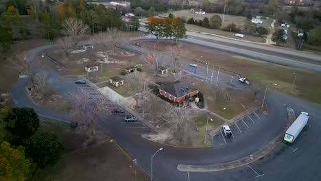 Área-De-Descanso-Del-Condado-De-Barbour-Frente-A-US-431-Cerca-De-Eufaula-Alabama-Vista-Desde-Un-Dron-En-órbita