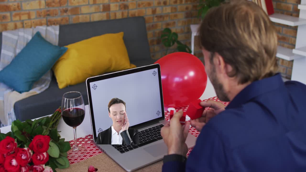 사본 공간과 카우카스 여성으로 노트북을 사용하는 백인 남자의 애니메이션