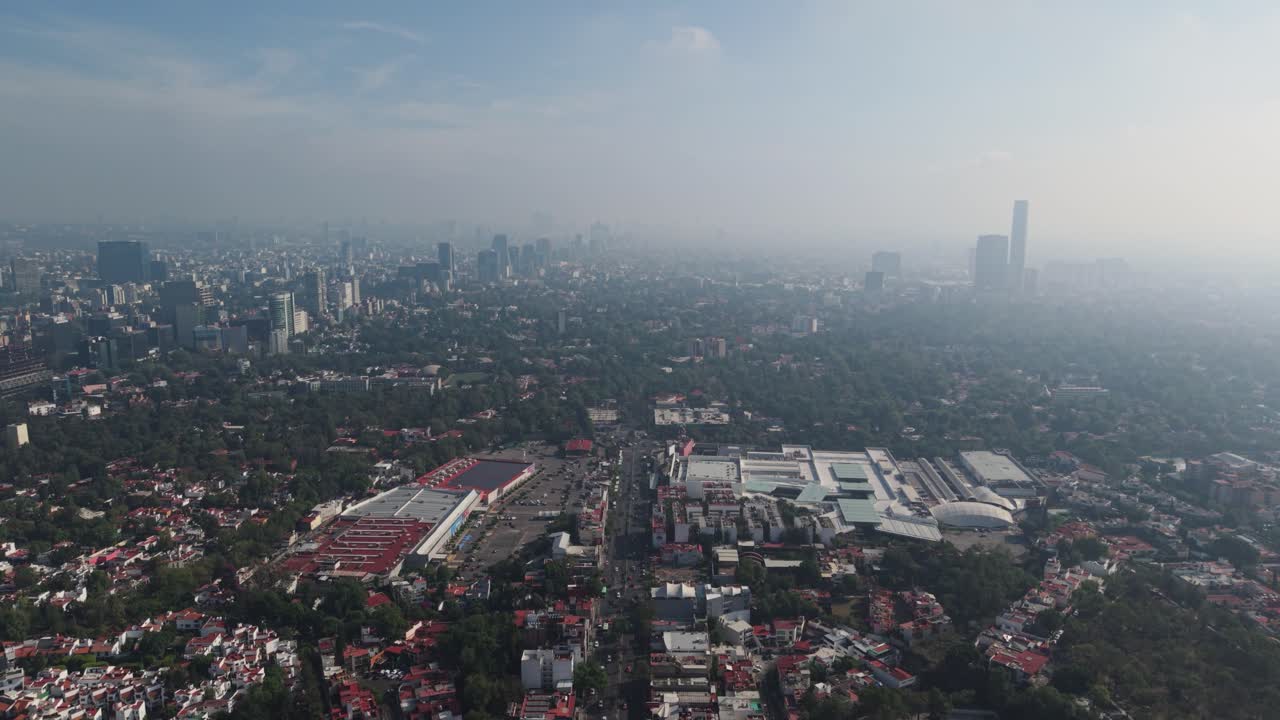 Güney CDMX üzerinde hava kirliliği ile çekilmiş drone görüntüsü.