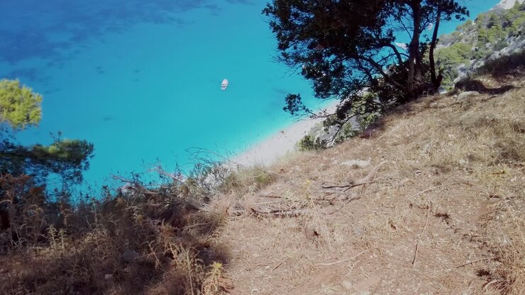 Bellissimo mare blu Mediterraneo in una giornata di sole estiva.