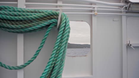 vieja cuerda de barco resistente en un barco que navega durante el día en noruega