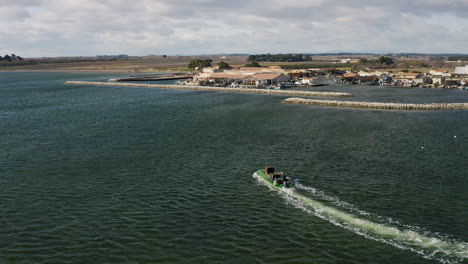 Fischer-In-Einem-Austernboot-Kommen-Im-Größten-Muschelhafen-Frankreichs-An