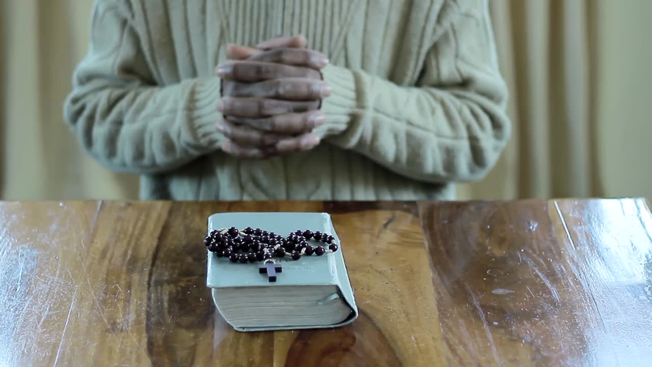 성경으로 하나님께 기도하는 것, 사람들과 함께 충실하게 배하는 것, 스 영상, 스 비디오