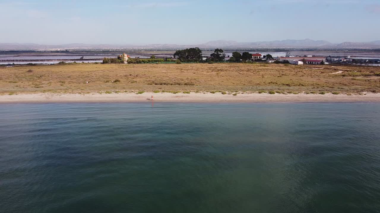 volando a lo largo de una playa y salinas en santa pola, mediterráneo español