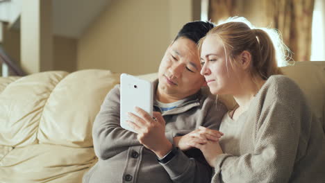 Joven-Pareja-Disfruta-De-Tableta-En-Casa