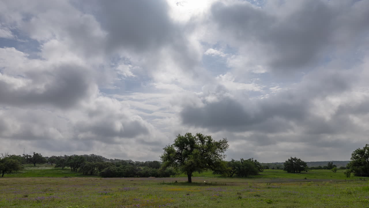 텍사스 중부의 시골 풍경 위로 이동하는 구름의 타임 스 - 4 월 8 일 전체 태양 일식