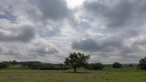 Zeitraffer-Von-Wolken,-Die-über-Eine-Ländliche-Landschaft-In-Zentraltexas-Ziehen-–-Totale-Sonnenfinsternis-Am-8.-April