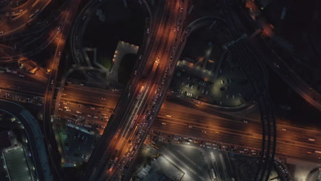 Vista-Panorámica-De-La-Autopista-De-Varios-Carriles-Por-La-Noche-Con-Atasco-De-Tráfico,-Vista-Aérea-Aérea-De-Pájaros