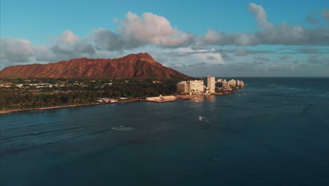 Aerial-drone-footage-of-Honolulu,-Hawaii