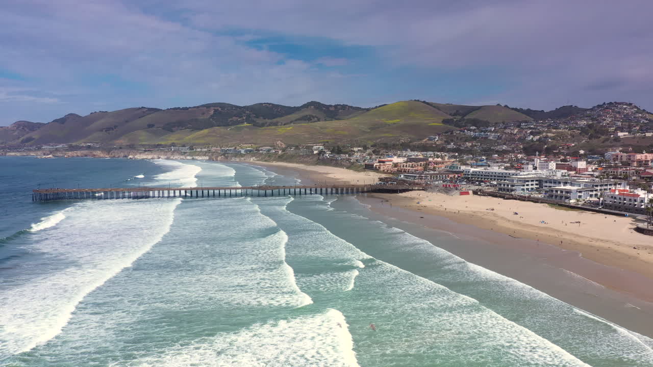 la ciudad turística de pismo beach y el emblemático muelle y paisaje - vista aérea de paralaje