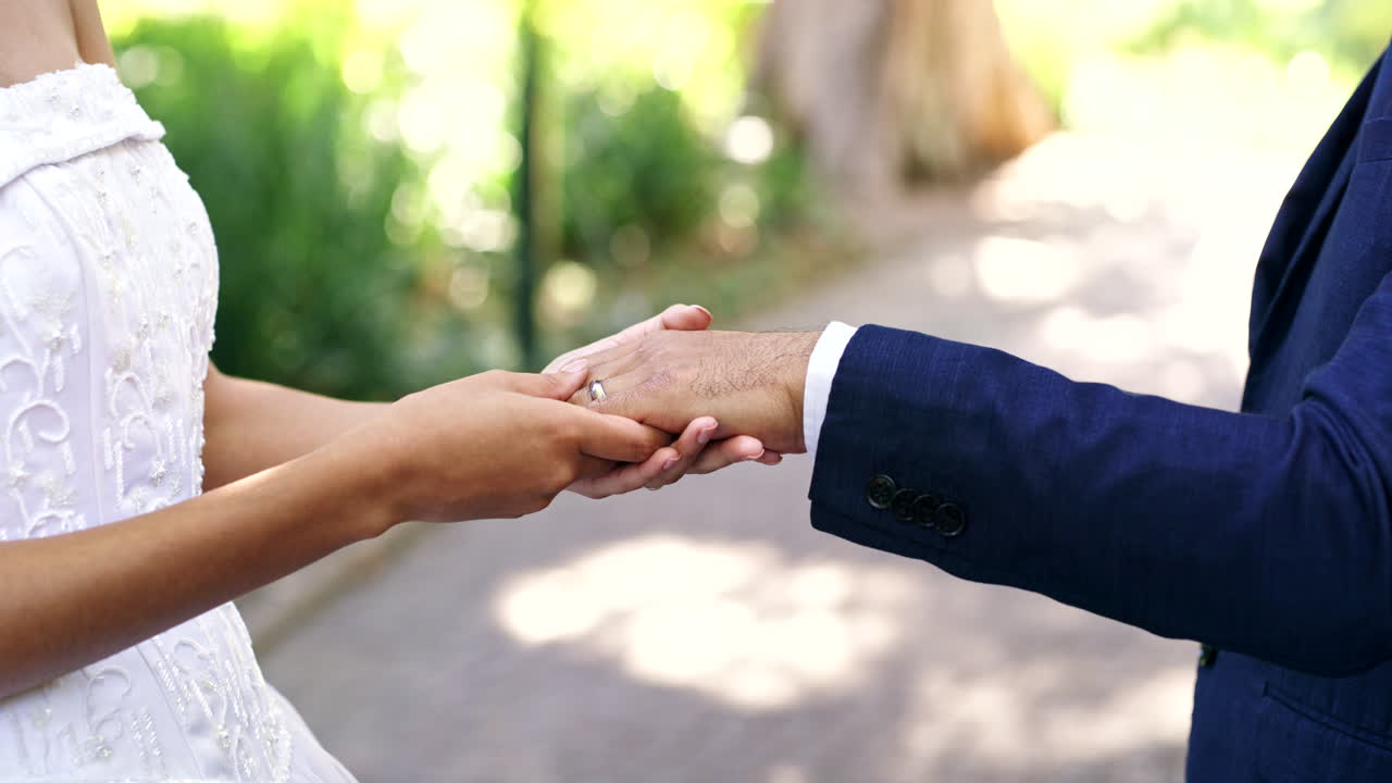 matrimonio, anello e mani d'uomo