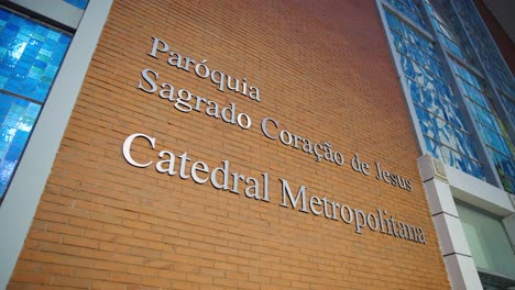 vista paralaje de la fachada de la catedral de londrina