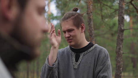 joven en el bosque con traje histórico