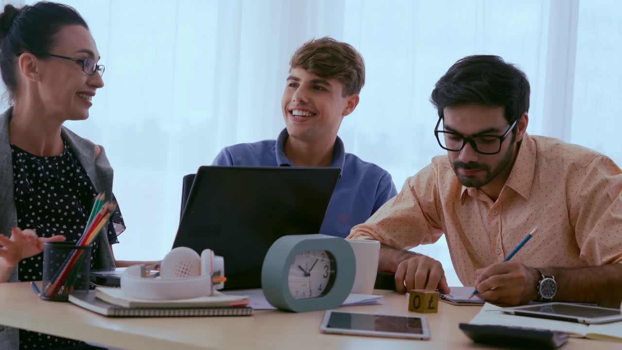 창의적인 사업가, 디자이너, 예술가들이 사무실 책상에서 만나는 모임입니다.