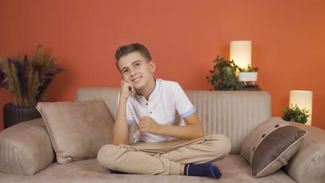 un niño soñando solo en casa.