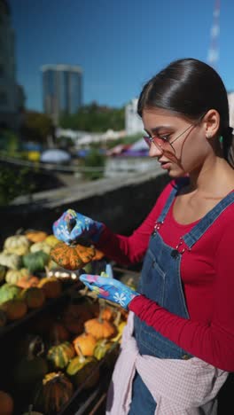 mujer en un mercado de calabazas