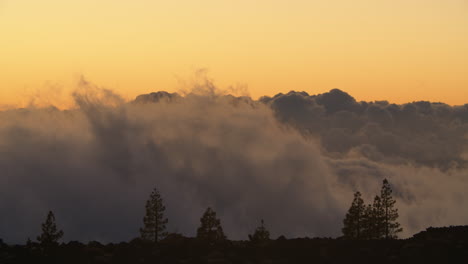 Toma-De-Timelapse-De-La-Escena-Del-Atardecer-De-Transformación-De-Nubes-De-Montón