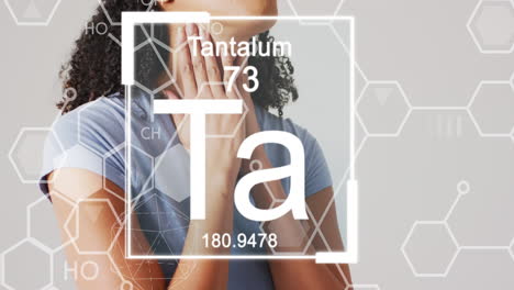 animación de diagramas de cadenas de adn con procesamiento de datos sobre una mujer biracial sosteniendo el cuello