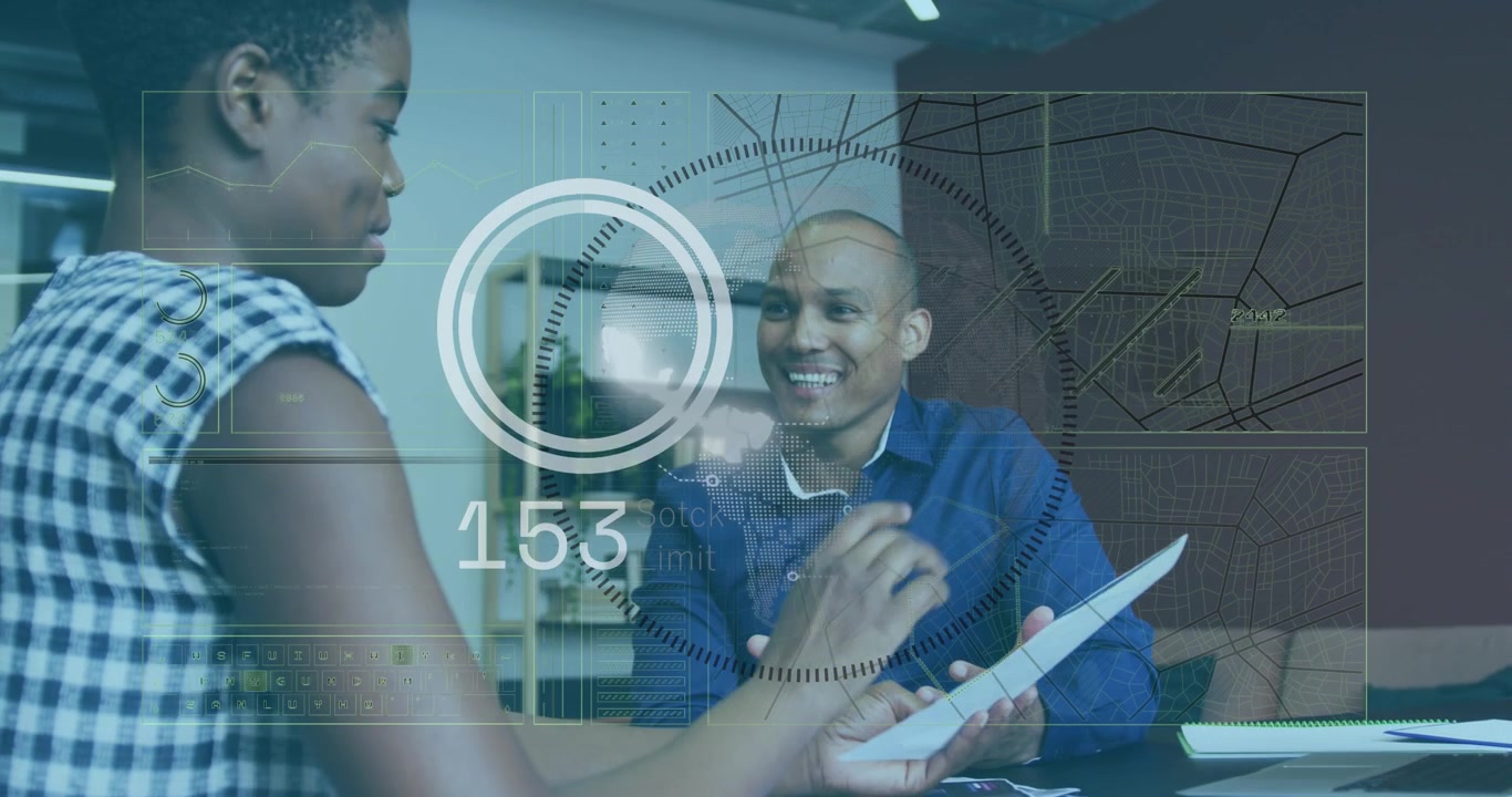 Animation af databehandling over en afroamerikansk mand og kvinde, der diskuterer på et kontor.