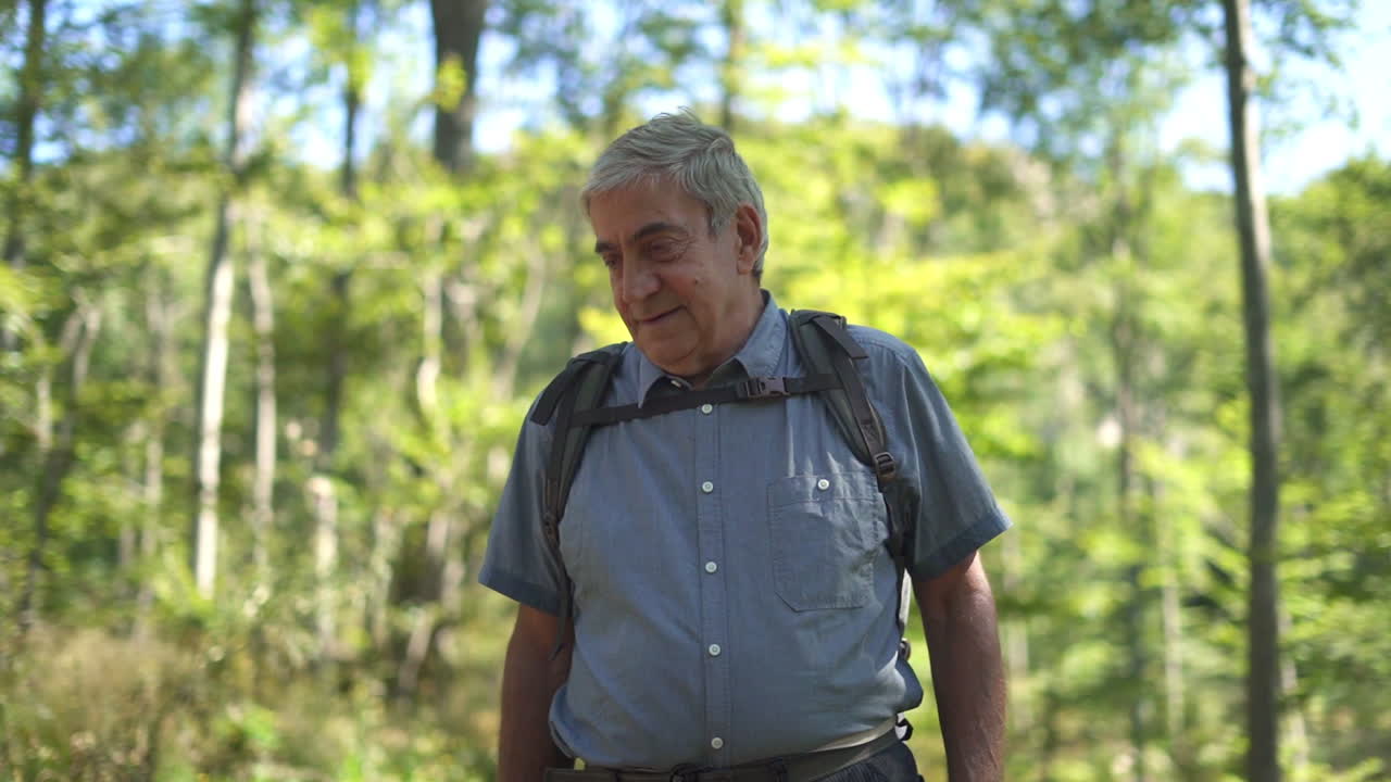 hombre caminando en el bosque