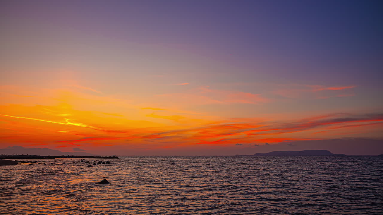 鮮やかな色彩のギリシャ、ヘルソニソス・ビーチの素晴らしい夕日のタイムラプス