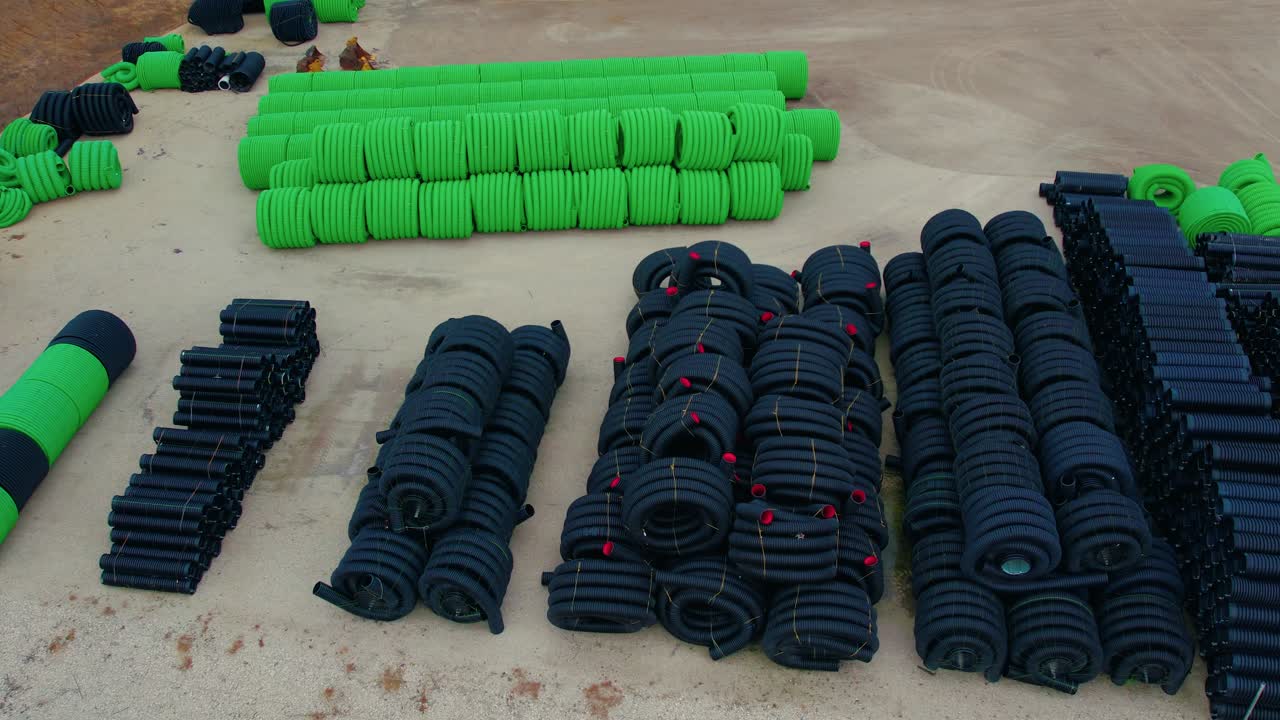 pilas de tuberías de drenaje corrugadas verdes y negras para suministros de construcción