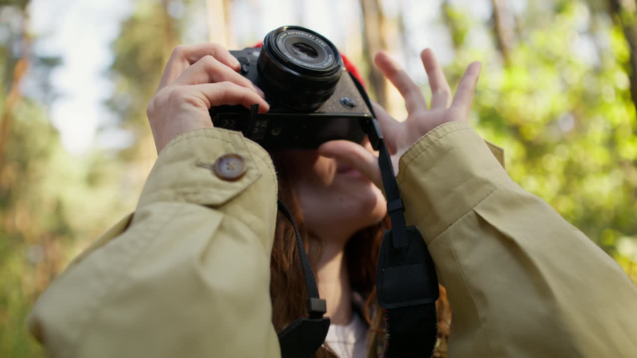숲에서 사진을 찍는 여자
