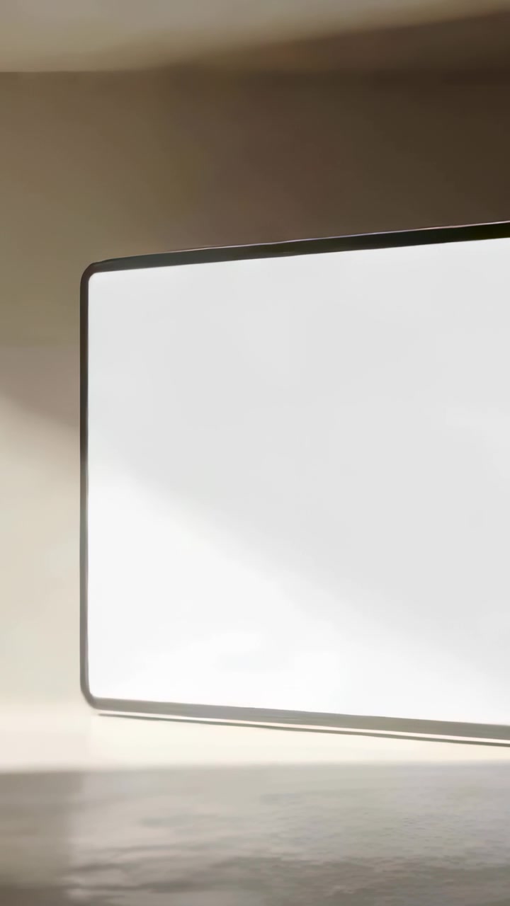 Vídeo vertical: Painel branco entrando no quadro, transformando-se em canto de sala, apresentando rosto, espaço para texto.