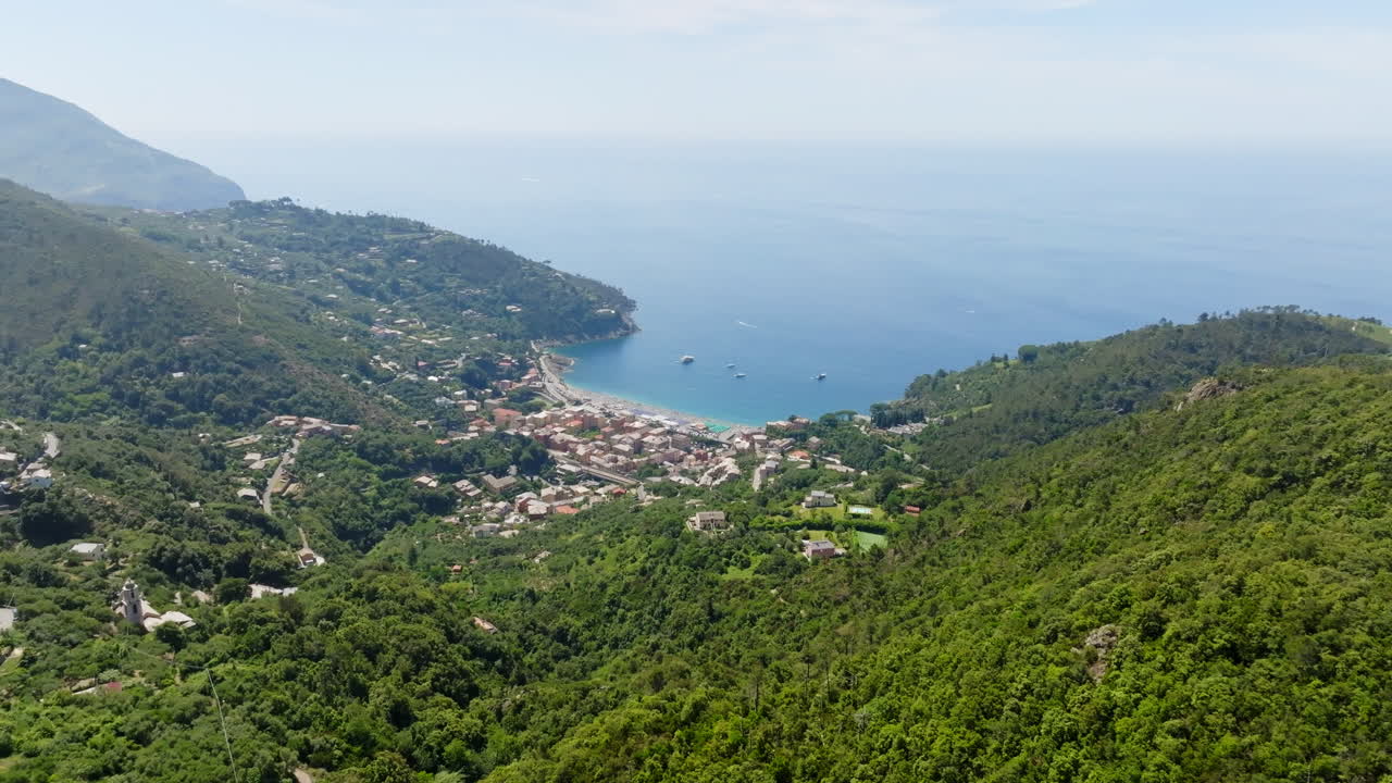 Ripresa aerea del villaggio di Bonassola, giornata estiva in Liguria, Italia