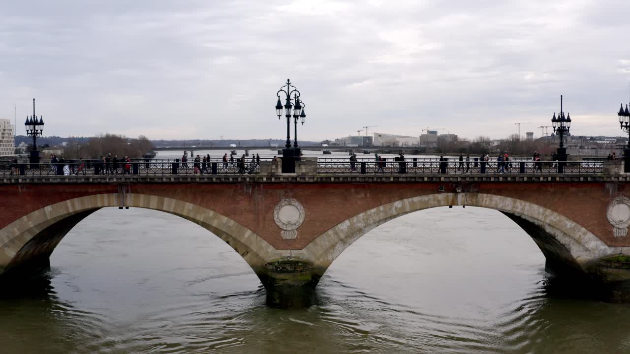 가론 강을 건너는 사람들과 함께 보르도 프랑스의 퐁 드 피에르 나폴레옹 다리, 공중 돌리 오른쪽 추적 샷