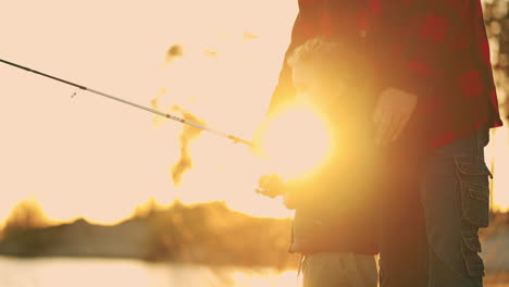 Un-Niño-Pequeño-Y-Lindo-Está-Pescando-Con-Caña.-Un-Niño-Feliz-Y-Un-Padre-O-Un-Abuelo-En-La-Orilla-Del-Río-O-Del-Lago.