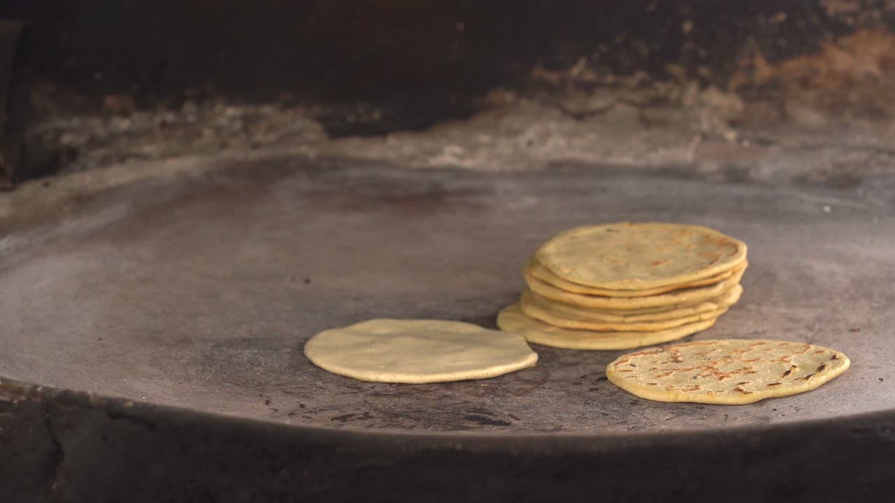 comal ahumado con tortillas. tortillas de maiz en comal