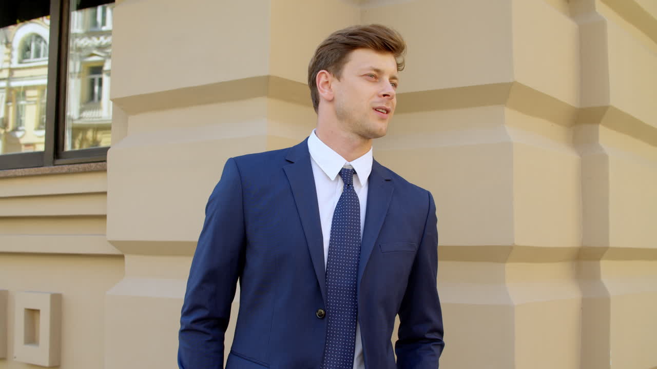 un hombre de negocios mirando hacia afuera