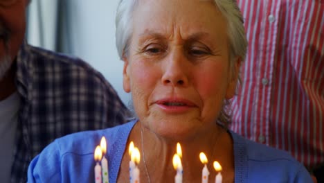 mujer mayor celebrando su cumpleaños con amigos 4k