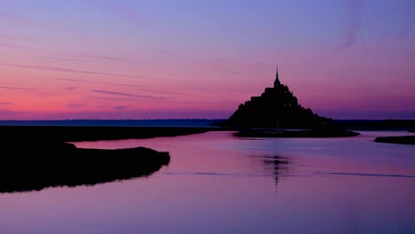 Kloster-Mont-Saint-Michel-In-Frankreich-In-Der-Abenddämmerung-Oder-Nacht-In-Goldenem-Lila-Licht-1