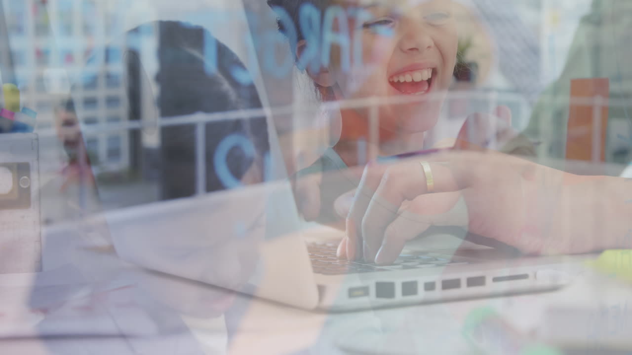 노트북을 사용하는 여성의 손의 애니메이션, 학교에서 웃는 어린이들