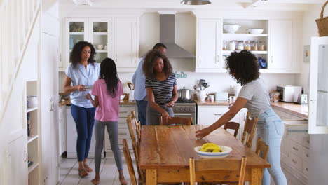 Familia-Con-Hijos-Adolescentes-Poniendo-La-Mesa-Para-Comer-En-La-Cocina