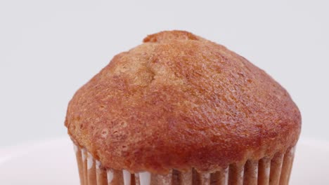 muffins banana con fondo blanco enfoque superficial y girando lentamente