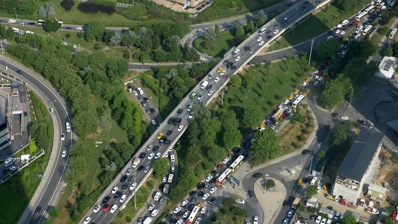 교통 혼잡 이 있는 바쁜 도시 교차로 의 공중 사진